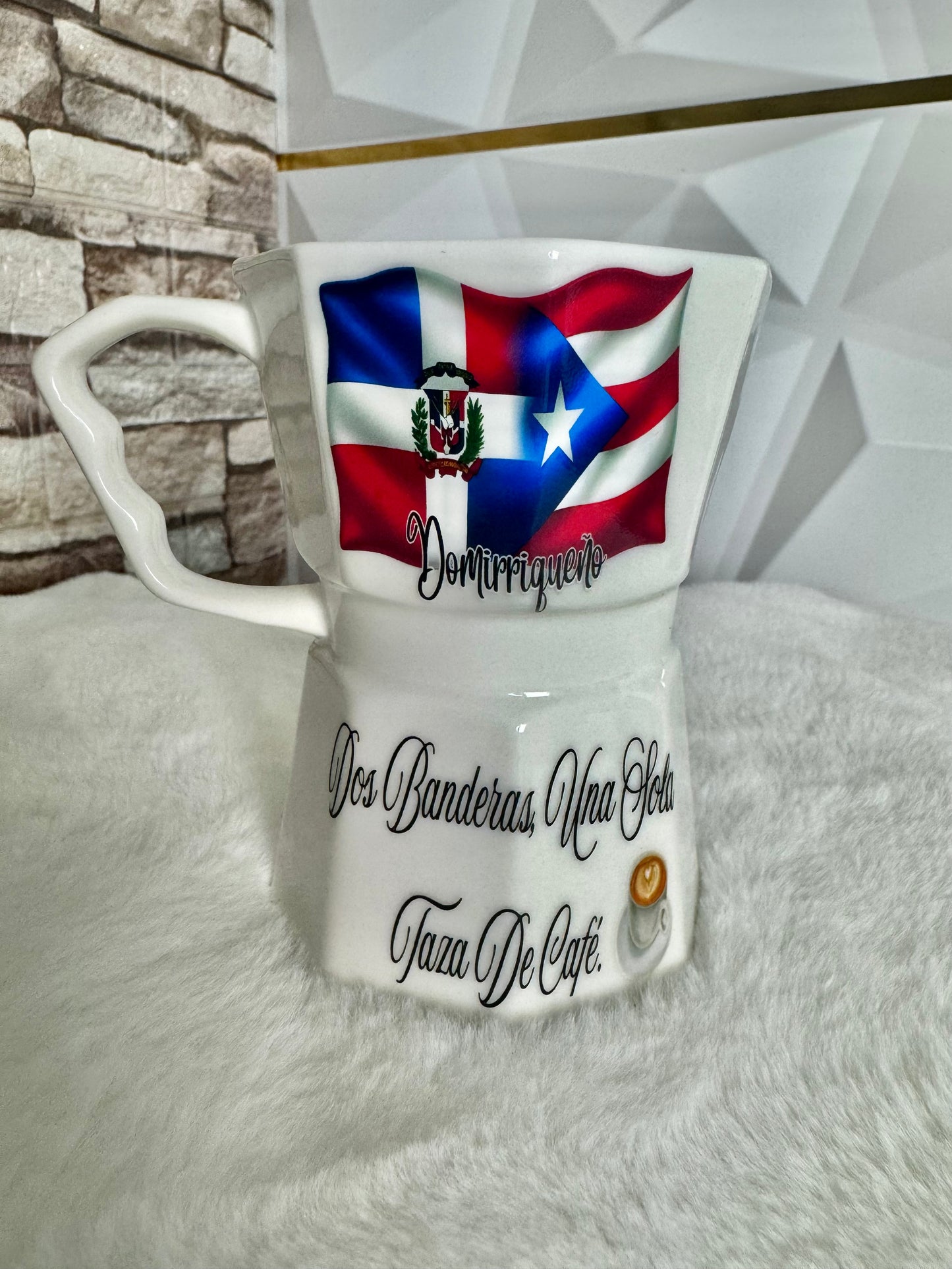 Café mug estilo greca con banderas de República Dominicana y Puerto Rico unidas. Diseño sublimado, cerámica de 12 oz.