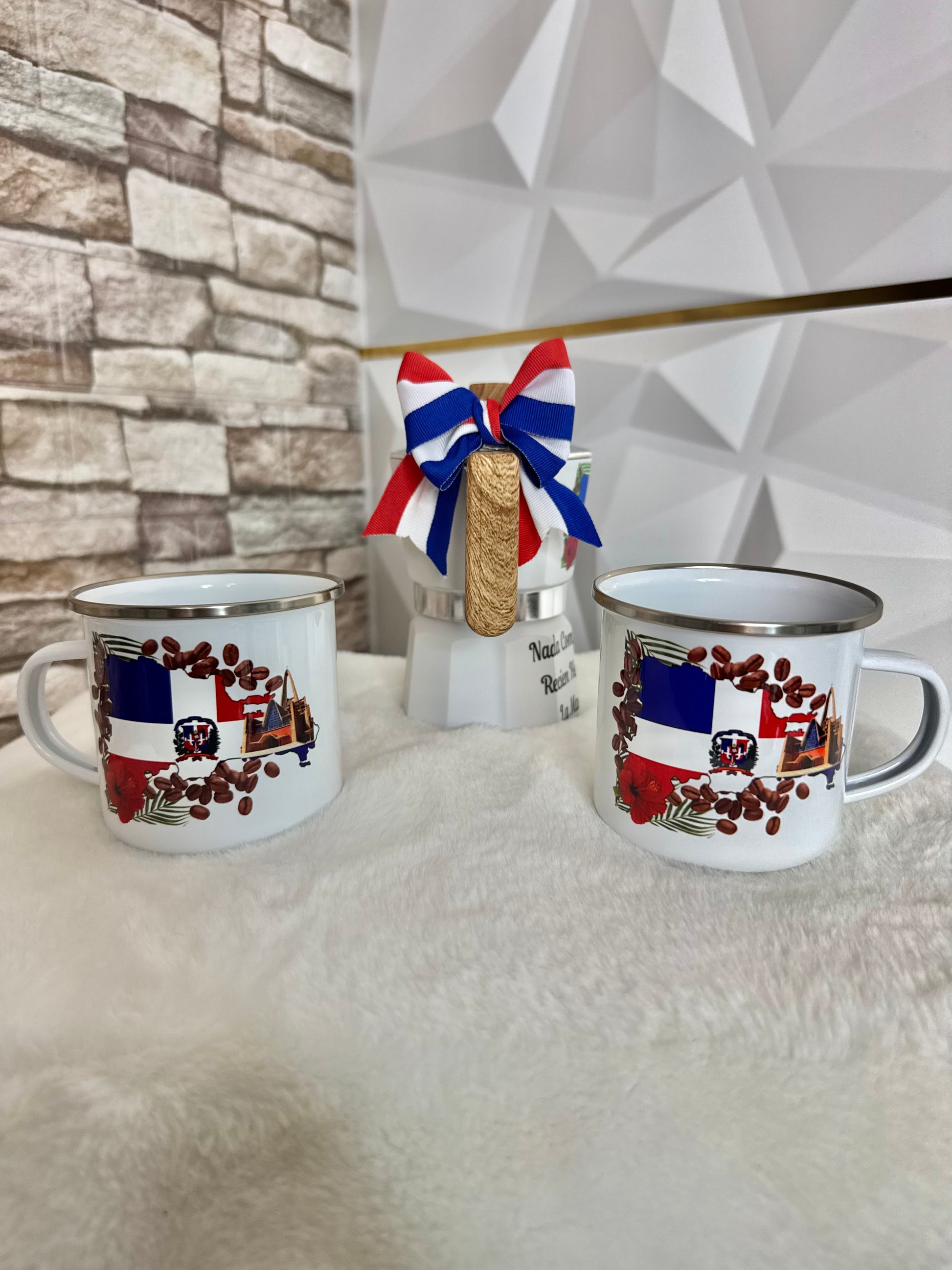 Set de café dominicano con greca y 2 tazas enamel diseño caribeño
