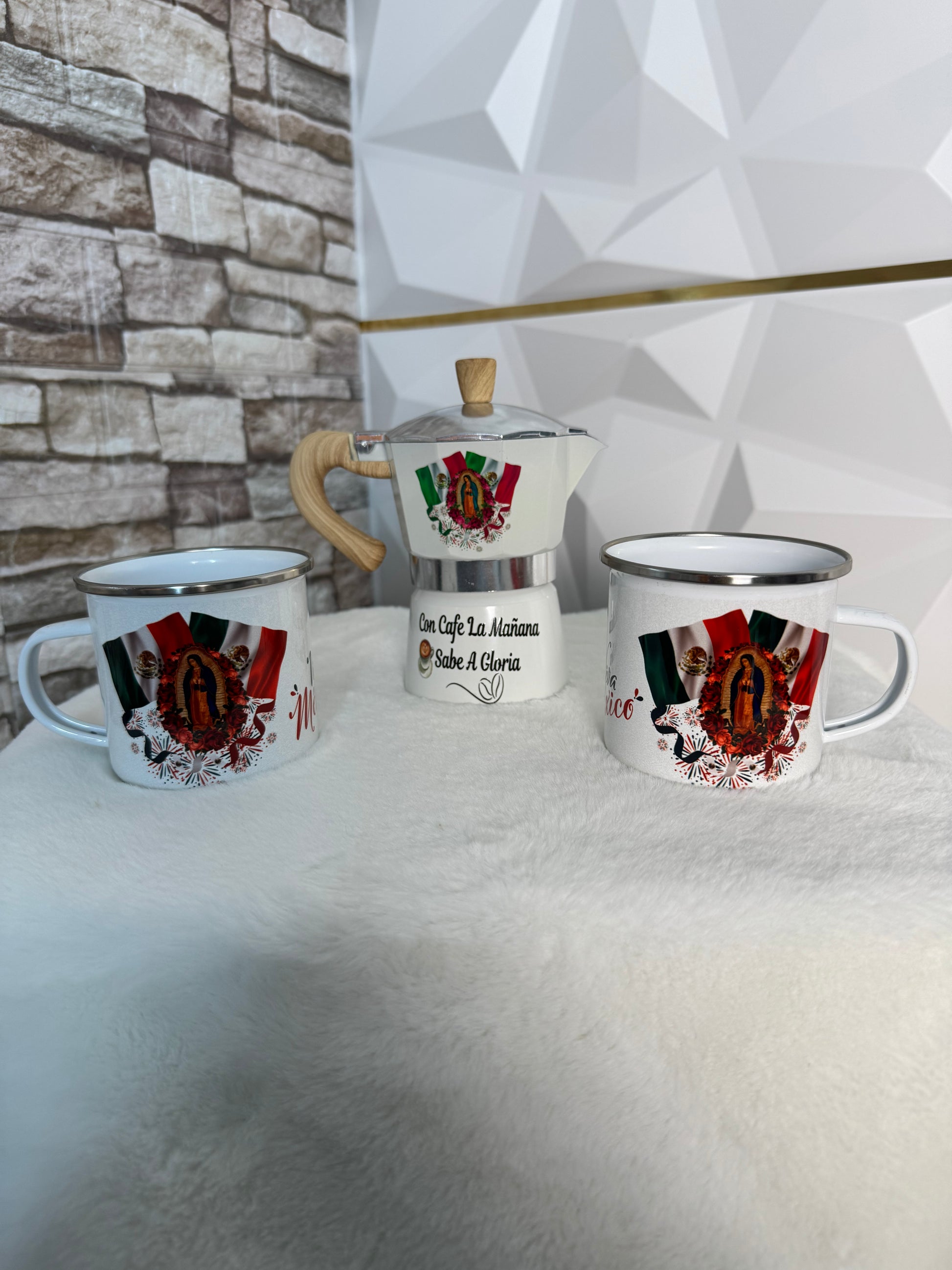 Set completo de 2 tazas enamel y greca con diseño de México, bandera mexicana y Virgen de Guadalupe. / Complete enamel mug and coffee maker set with Mexican flag and Virgin of Guadalupe design.