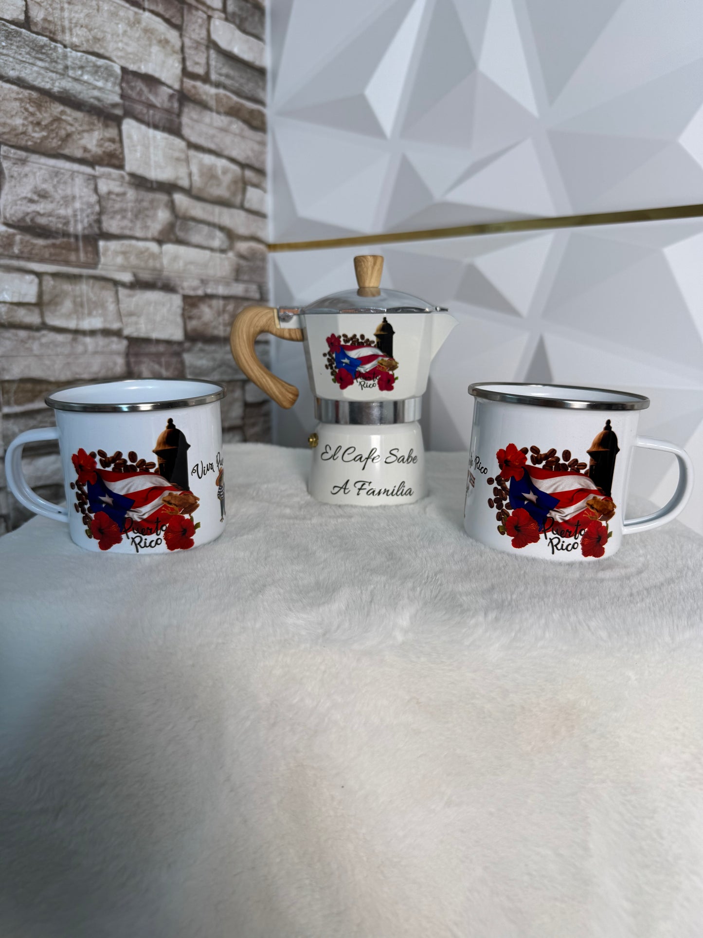 Set completo de 2 tazas enamel y greca con diseño de la bandera de Puerto Rico. / Complete enamel mug and coffee maker set with Puerto Rican flag design.