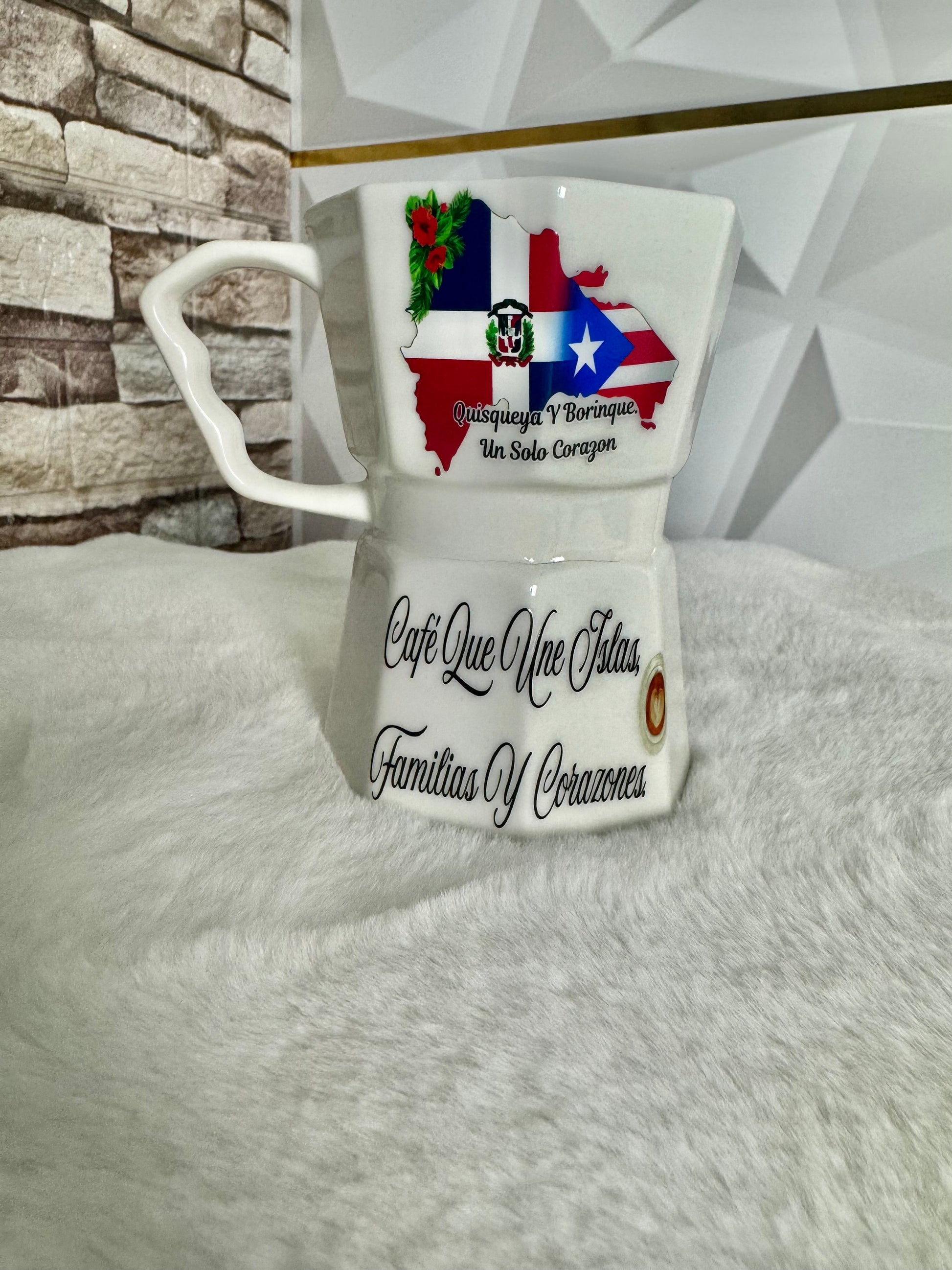 Taza Estilo Greca – Diseño Banderas Unidas RD & PR | Edición Exclusiva
